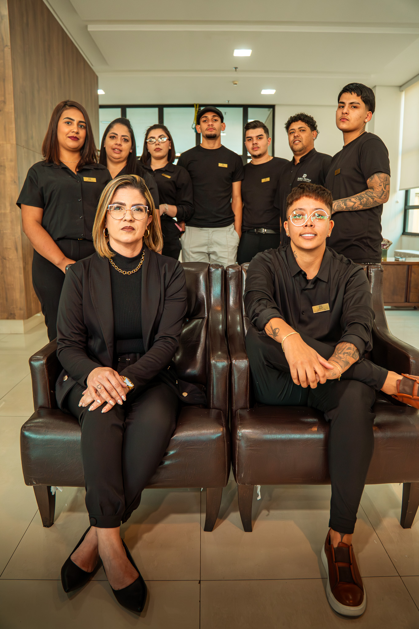 Pamela Dantas ao lado de sua equipe de profissionais de prótese capilar
