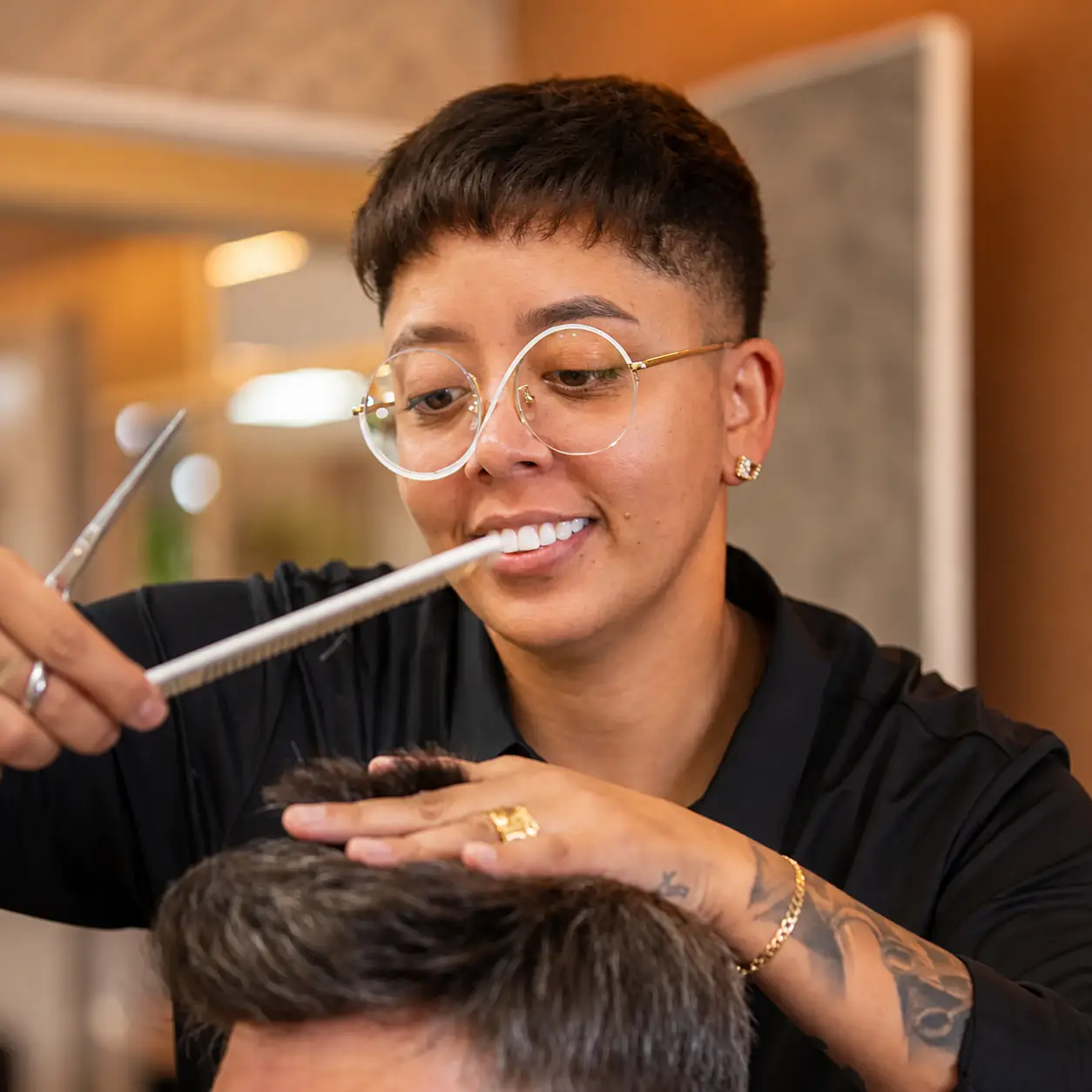 Pamela Dantas finalizando o corte e o acabamento da prótese capilar de um cliente
